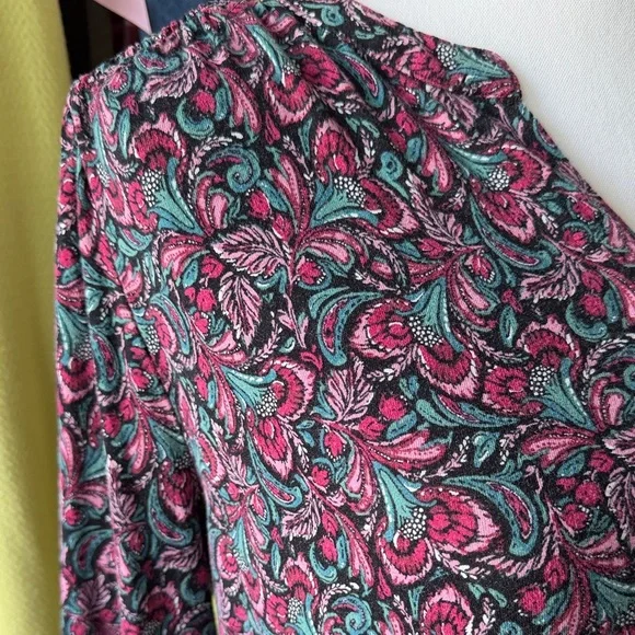 Croft and Barrow Floral V-Neck Top size large - Picture 3 of 5